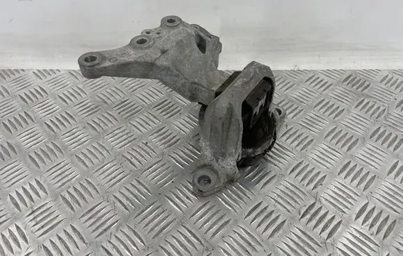 Nissan X-Trail T32 Engine mount bracket