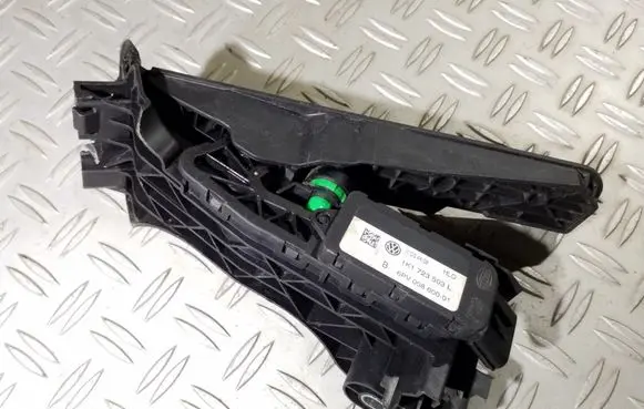 Volkswagen PASSAT B6 Accelerator throttle pedal 1K1723503L 6PV00860001