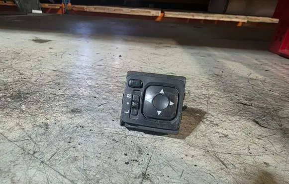 Mitsubishi Grandis Wing mirror switch