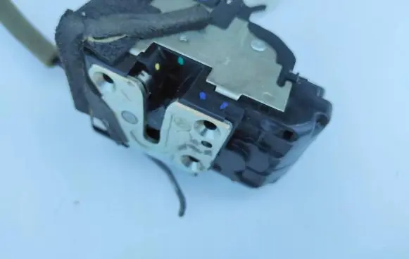 Infiniti QX70 S51 Front door lock