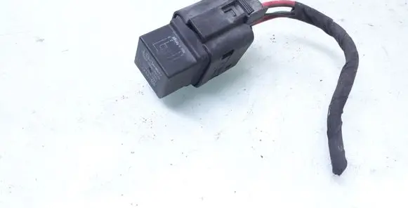 Volkswagen PASSAT B6 Glow plug pre-heat relay 3B0951253