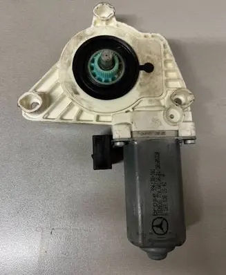 Mercedes-Benz A W169 Front door window regulator motor A1698201542 20103320 996130101