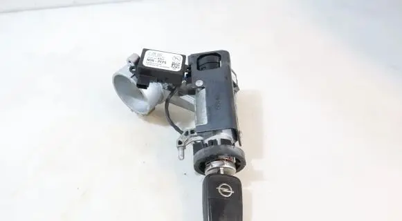 Opel Astra J Ignition lock A2C53409480
