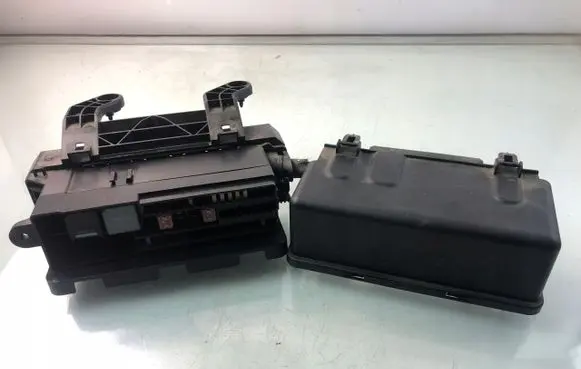 Volvo V40 Fuse module AV6T14K131AC