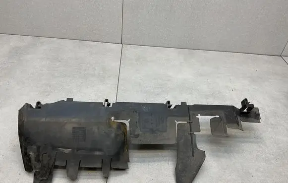 Volkswagen Jetta VI Intercooler air guide/duct channel 5C6121283G
