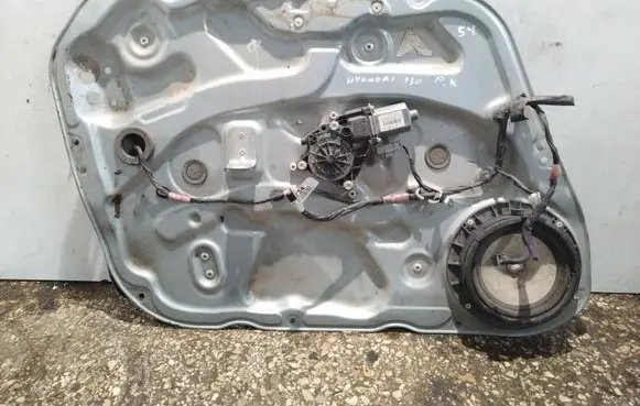 Hyundai i30 Front door window regulator with motor 824502R000
