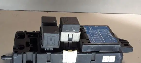 Volvo S40, V40 Fuse module 30807016 MB953381 MB953383