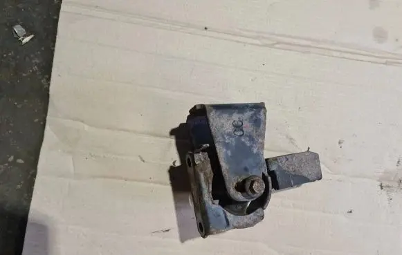 Toyota Corolla E120 E130 Engine mount bracket