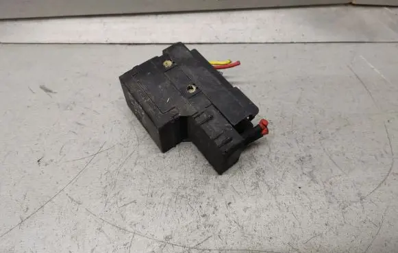 Peugeot 605 Fuse module 9611757980