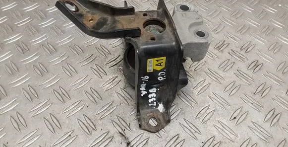 Toyota Yaris Engine mount bracket