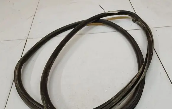 Skoda Octavia Mk2 (1Z) Rubber seal front coupe door 