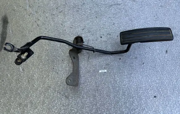 Nissan Patrol 160 Accelerator throttle pedal 18010C6060 18010C6670