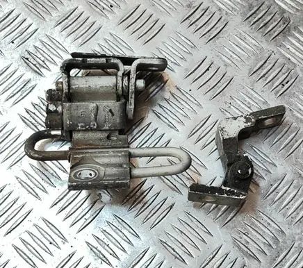 Volkswagen Golf IV Front door lower hinge 4B0831412B