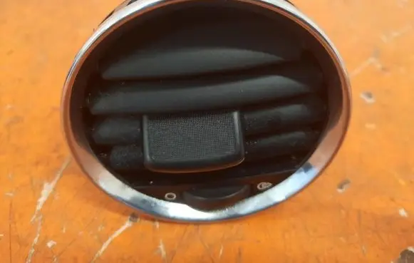 Peugeot 308 Dash center air vent grill