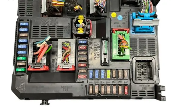 Peugeot 2008 I Fuse module 9807532080