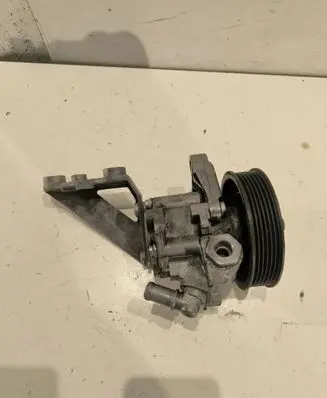 BMW 5 E60 E61 Power steering pump 7539015