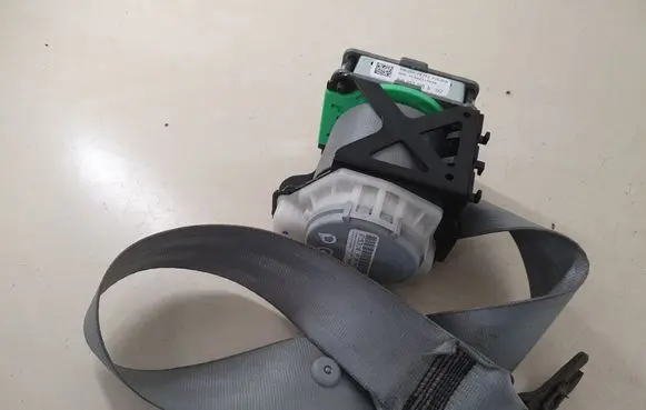 Rear seatbelt