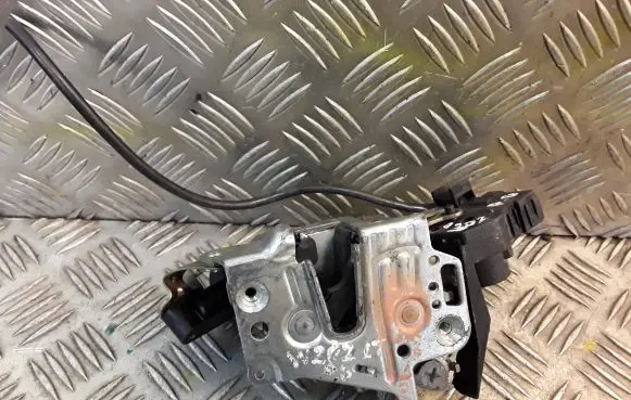 Mercedes-Benz C W202 Front door lock 2027201235