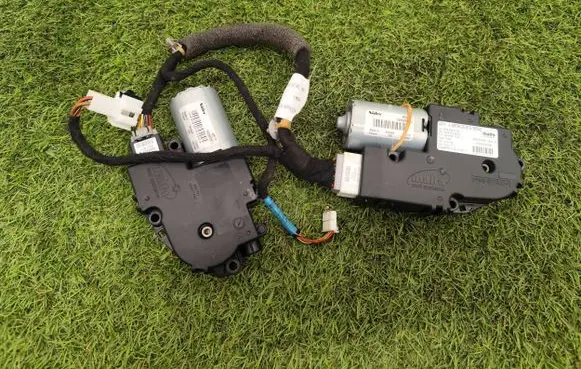 Mercedes-Benz GLK (X204) Sunroof motor/actuator A2049064102 A2049010602