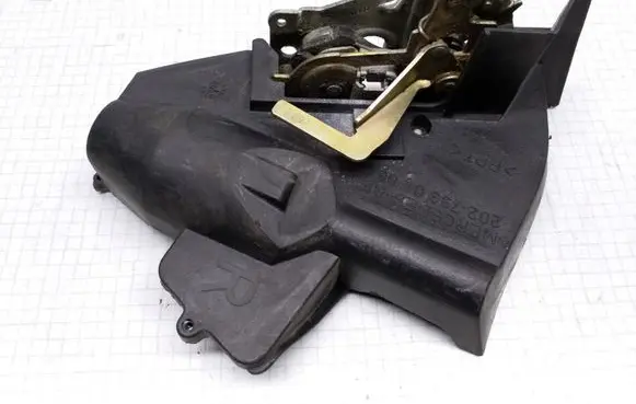 Mercedes-Benz E W210 Rear door lock 2027300635 2027330408