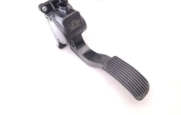 Accelerator throttle pedal
