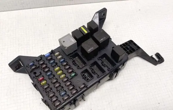Ford Mondeo Mk III Fuse module 1S7T14A073AF FOAB14B192AA F57B14B192AA