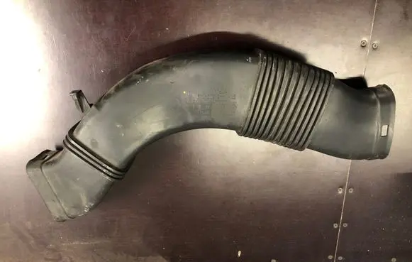 BMW 7 F01 F02 F03 F04 Intercooler air channel guide 446502603 19385510 8513464