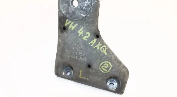 Volkswagen Touareg I Engine mounting bracket 7L6199307