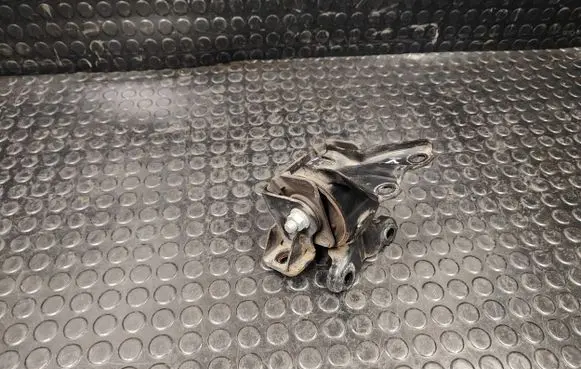 Peugeot 4008 Engine mount bracket