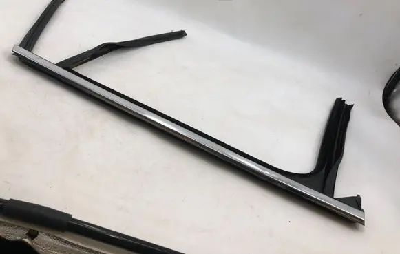 Mercedes-Benz GLC C254 Rubber seal rear door window/glass 