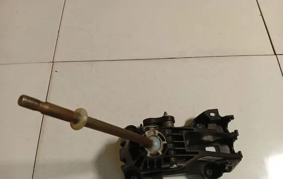Toyota Yaris Gear shifter/selector 335300D040
