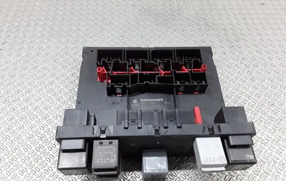 Volkswagen PASSAT B6 Fuse module 3C0937049J