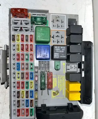 Opel Zafira A Fuse box set 24412497