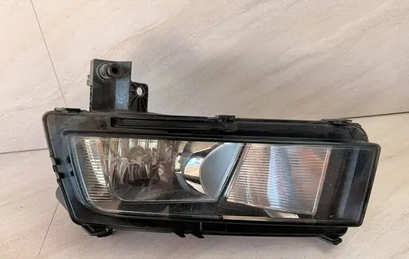 Volkswagen Touran III Front fog light 5TA941661