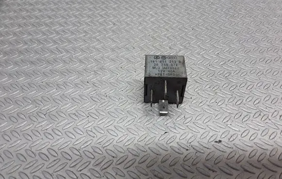 Volkswagen PASSAT B5.5 Other relay 141951253B