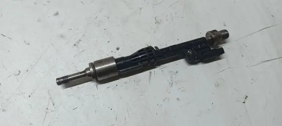 BMW X3 F25 Fuel injector 7597870