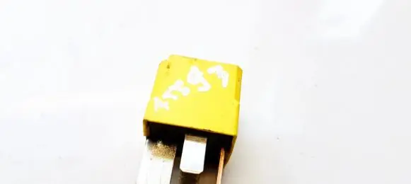Opel Zafira B Other relay 90226846 4RA00779306