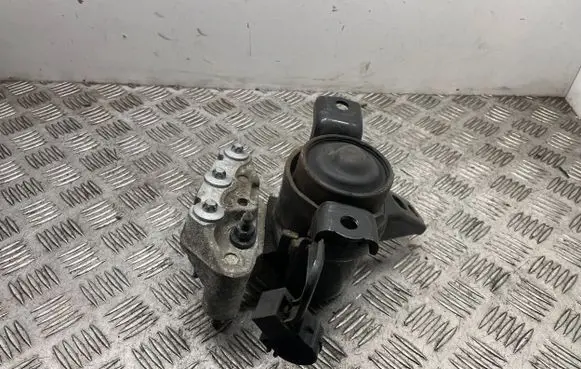 Toyota Avensis T270 Engine mount bracket