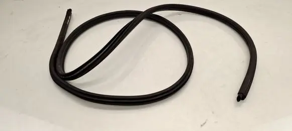BMW 1 E81 E87 Front door rubber seal 7066617