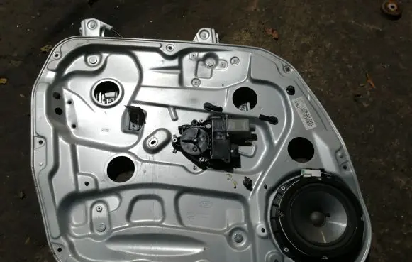 KIA Carens I Front door window regulator with motor