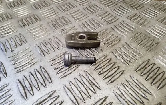 Suzuki Grand Vitara II Fuel Injector clamp holder