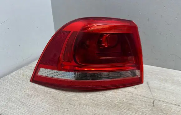 Volkswagen Touareg II Rear/tail lights 7P6945095E 89090228