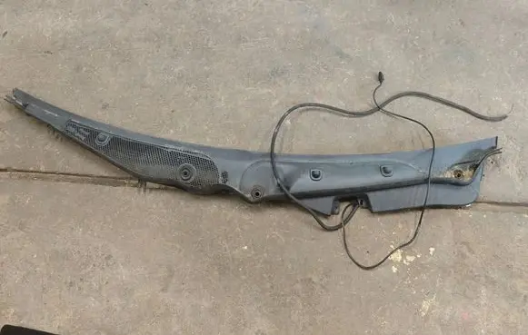 Mercedes-Benz E W212 Wiper trim A2128301013 A2128300013