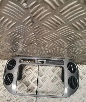 Volkswagen Tiguan Radio/GPS head unit trim 5N0858071E