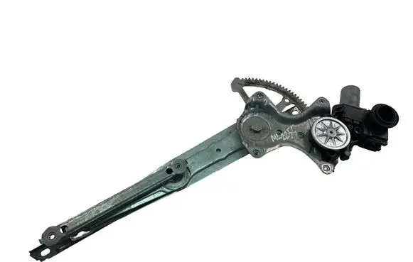 Toyota Camry VIII XV70 Front door electric window regulator 8572033290