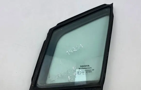 Toyota Avensis T270 Front door vent window glass four-door 6821805010