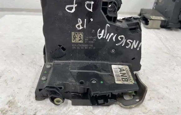 Opel Insignia B Front door lock 13597537