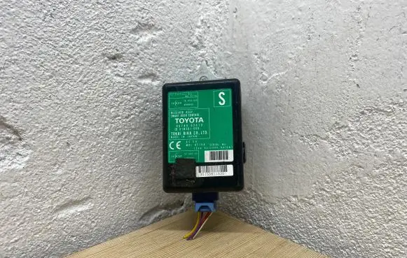 Toyota Auris 150 Door central lock control unit/module 8974002010 61B301000 3015D611320