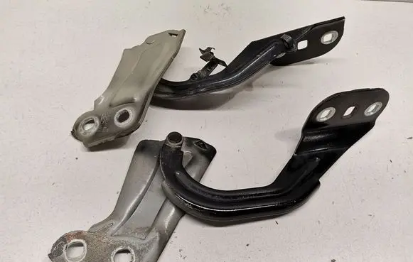 Ford Focus Engine bonnet/hood hinges BM51A16801AD BM51A16800AD