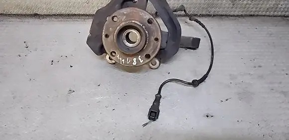 Renault Clio III Front wheel hub spindle knuckle